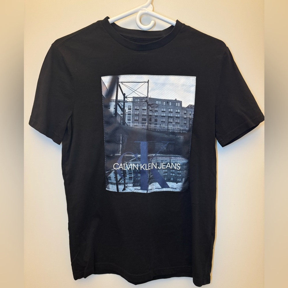 Calvin Klein Jeans Men’s Black T-Shirt with Basketball Court Graphic